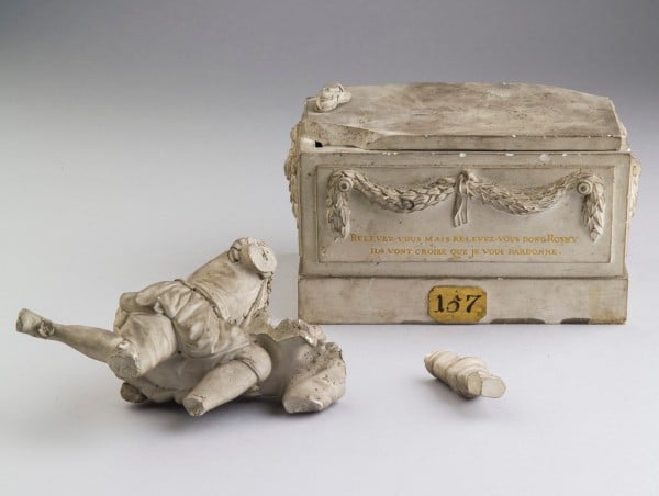 Fragment einer Biskuitgruppe mit kniender Figur