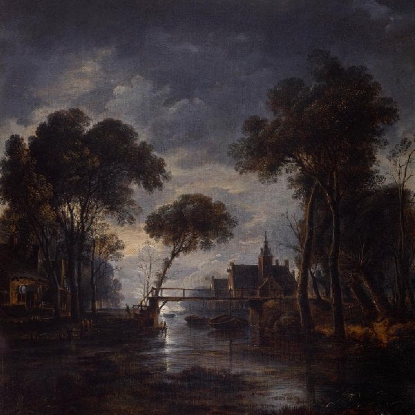 Kanal mit einem Holzsteg im Mondschein