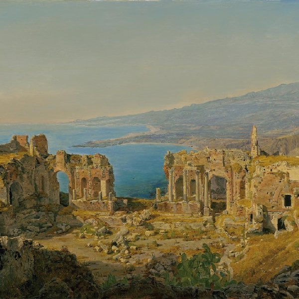 Die Ruinen des griechischen Theaters von Taormina mit dem Ätna
