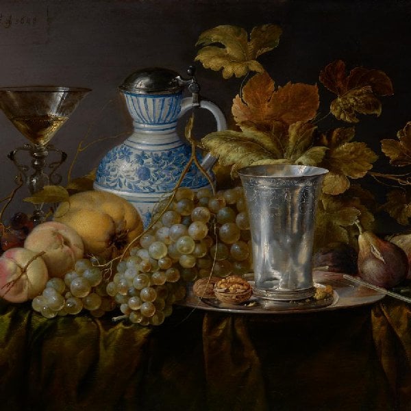 Früchtestillleben mit Steingutkrug und Silberbecher