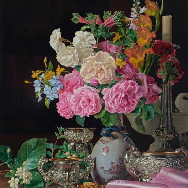 Blumen in Porzellanvase mit Leuchter und Silbergefässen