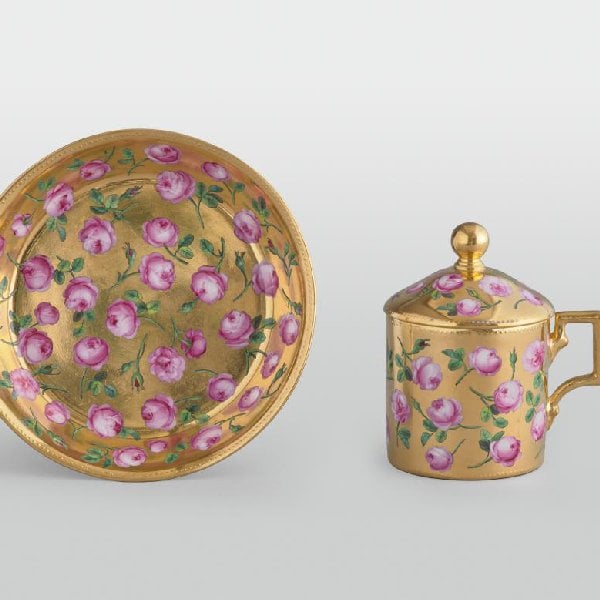 Tasse mit Deckel und Untertasse mit Rosen auf goldenem Grund